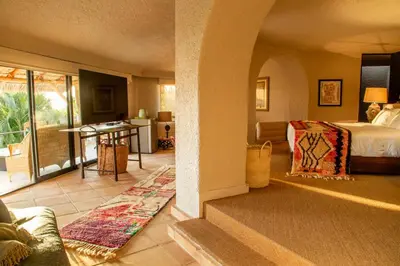 Zona de estar de Casa Angelines en Las Brisas Acapulco, con alberca y club de playa