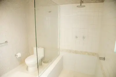 Un baño de Casa Angelines en Las Brisas Acapulco, con alberca y club de playa