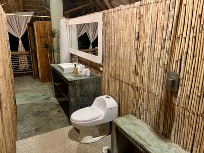 Un baño de Habitaciones en casa De los árboles en la playa con alberca