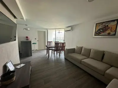 Una televisión o centro de entretenimiento en Departamento a orilla de playa