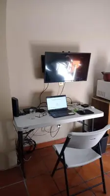 Una televisión o centro de entretenimiento en UNIVERSIDAD LATINA GUEST HOUSE CASA DE HUESPEDES a
