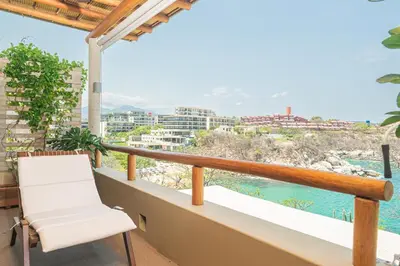 Un balcón o terraza de Luxury condo with ocean view & beach access