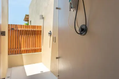 Un baño de Luxury condo with ocean view & beach access