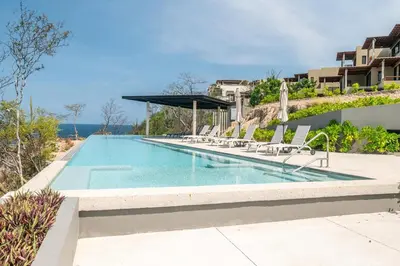 Piscina en o cerca de Luxury condo with ocean view & beach access