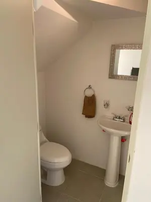 Un baño de Casa con jardín y piscina ideal para el fin de semana