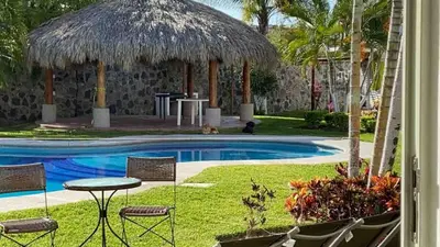 Piscina en o cerca de Casa con jardín y piscina ideal para el fin de semana
