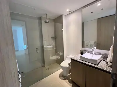 Un baño de Depto en la playa con toboganes, juegos y restaurantes