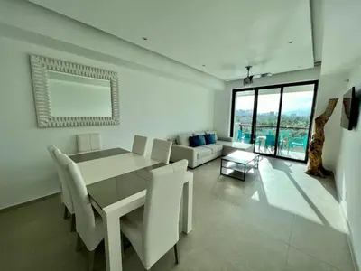 Zona de estar de Depto en la playa con toboganes, juegos y restaurantes