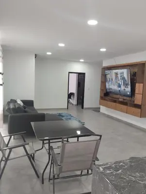 Una televisión o centro de entretenimiento en Casa sola