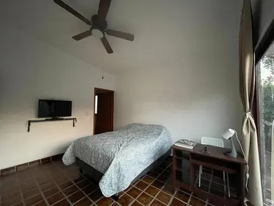 Una televisión o centro de entretenimiento en Casa Colibri, residencia de descanso