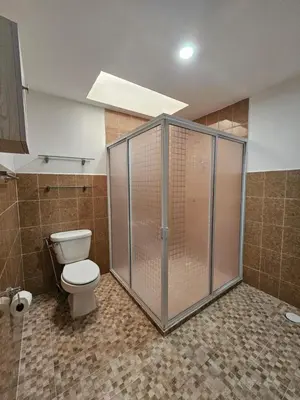 Un baño de Sensity Home Habitación 5C cómoda y amplia con baño compartido