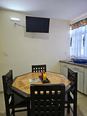 Una televisión o centro de entretenimiento en Sensity home Departamento 2 Hogareño y confortable