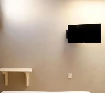 Una televisión o centro de entretenimiento en Sensity Home Habitación 5 A Cómoda y calida con baño compartido