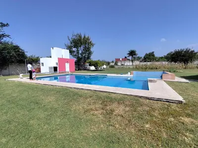 Piscina en o cerca de Casa de campo con alberca