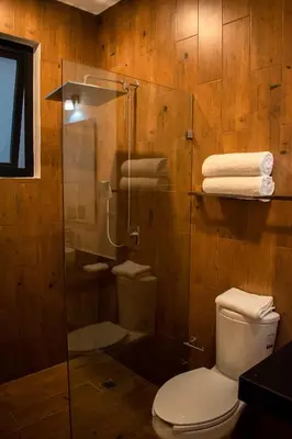 Un baño de EOS Suites