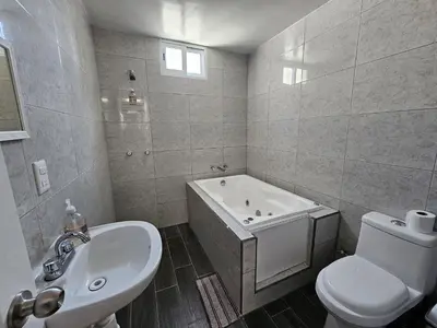 Un baño de El Riego Casa amplia, moderna y luminosa
