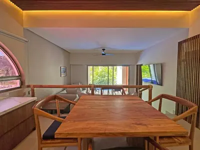 Zona de estar de Beachfront condo with private pool & fast internet
