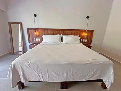 Cama o camas de una habitación en Beachfront condo with private pool & fast internet