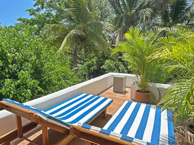 Jardín al aire libre en Beachfront condo with private pool & fast internet