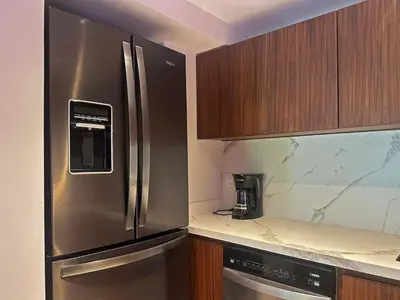 Una cocina o zona de cocina en Beachfront condo with private pool & fast internet