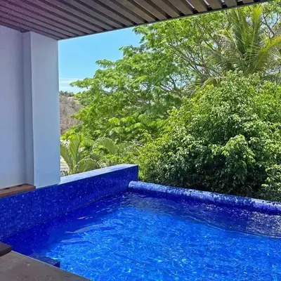 Beachfront condo with private pool & fast internet