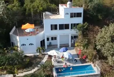 Piscina en o cerca de Casa rústica en zona dorada Cerca zona hoteles restaurantes y tiendas Casa privada con Muchas habitaciones