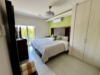 Cama o camas de una habitación en Modern Oceanfront Retreat 2BD 2BDR Wifi Pool