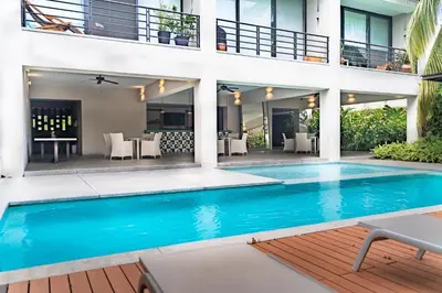 Piscina en o cerca de 2076 - Mixie 202
