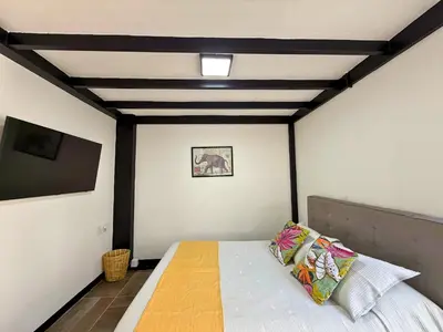 Una televisión o centro de entretenimiento en Your Cozy Corner in Oaxaca with AC