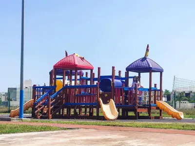 Zona de juegos infantil en Family home with pool near the beaches