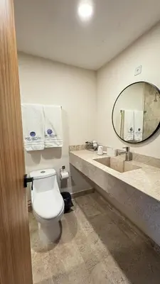 Un baño de Apartamento con vista al mar y río, albercas, gym, facturamos