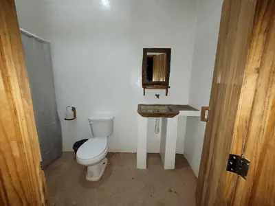 Un baño de Cabañas LOS REYES