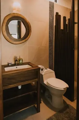 Un baño de House with private pool, walking distance to beaches & restaurants