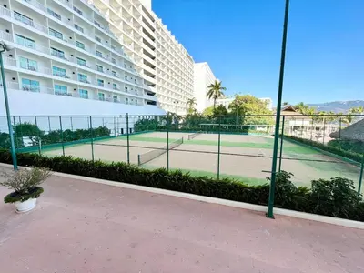 Instalaciones para jugar a tenis o squash en Apartment in Acapulco in the heart of the bay o alrededores