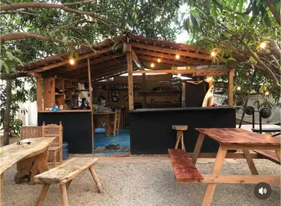 Un restaurante o sitio para comer en Mahue Rooms and Camping