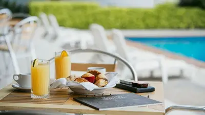Comida en o cerca de este hotel