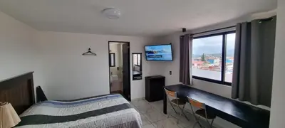 Una televisión o centro de entretenimiento en Hotel El Eden 4 per 15