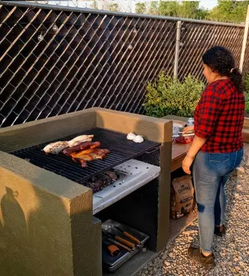 Barbacoa disponible para clientes en el chalet de montaña