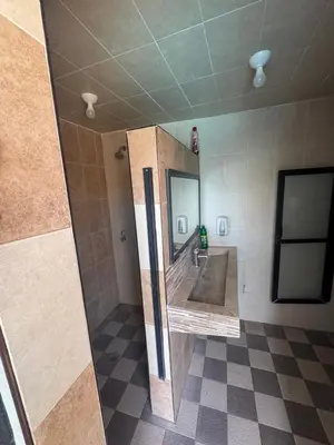 Un baño de Jardín rubi