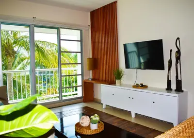 Una televisión o centro de entretenimiento en Departamento Mayan Lakes T9 - Albercas, club de playa, tenis, pádel y más