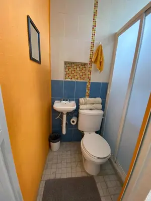 Un baño de Pequeño apartamento Aeropuerto CDMX