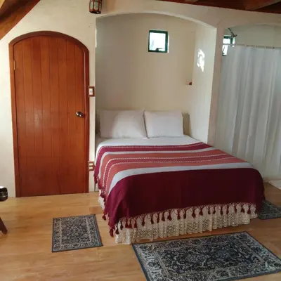 Cama o camas de una habitación en Habitación doble con baño y vista a la montaña