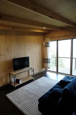 Una televisión o centro de entretenimiento en Cabaña Casa de Roberto