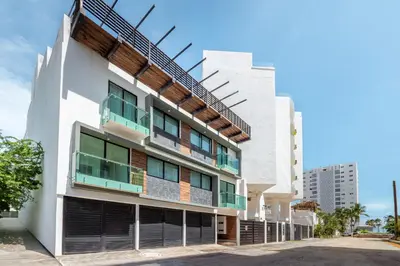 Edificio en el que se encuentra el hostal o pensión