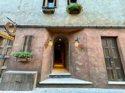 Fachada o entrada de Don Roque en ValQuirico