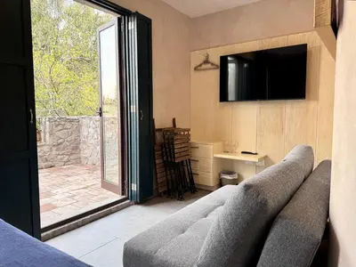 Una televisión o centro de entretenimiento en Venezia 2 en ValQuirico