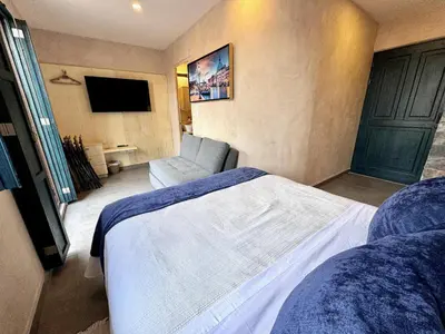 Una televisión o centro de entretenimiento en Venezia 2 en ValQuirico