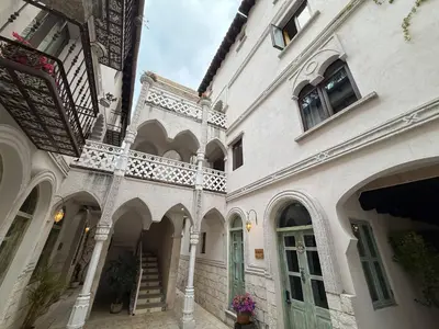 Edificio en el que se encuentra el hostal o pensión