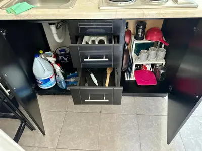 Una cocina o zona de cocina en Room in modern apartment with garden