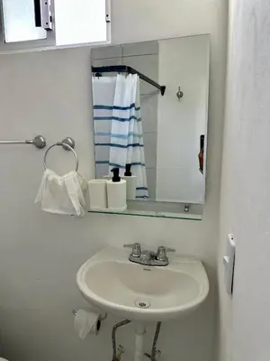 Un baño de Room in modern apartment with garden